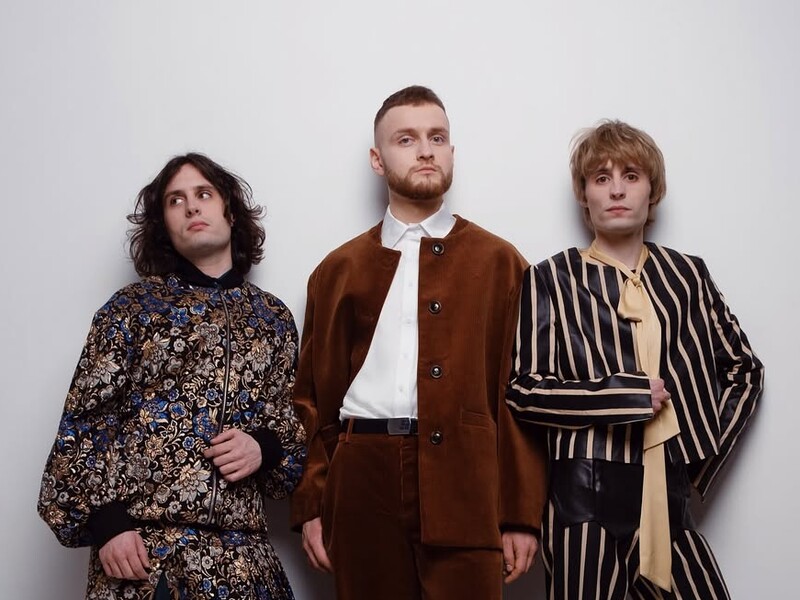 Ziferblat зустрілися з дітьми з Маріуполя і пообіцяли прикрасити їхніми малюнками гримерку на "Євробаченні" Ziferblat зустрілися з дітьми з Маріуполя і пообіцяли прикрасити їхніми малюнками гримерку на "Євробаченні"