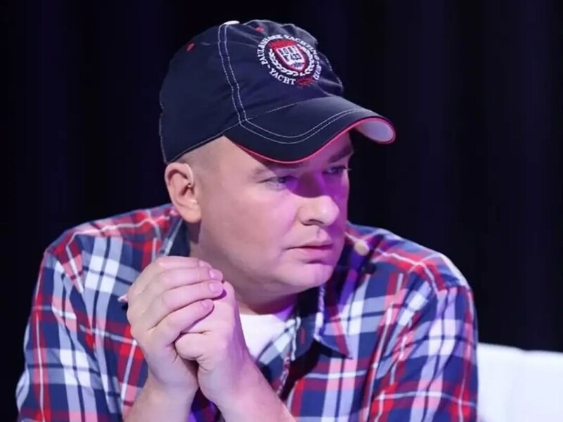 У мережі показали, як Данилко у спортивному костюмі бігає підтюпцем по залу й водить хоровод. Відео