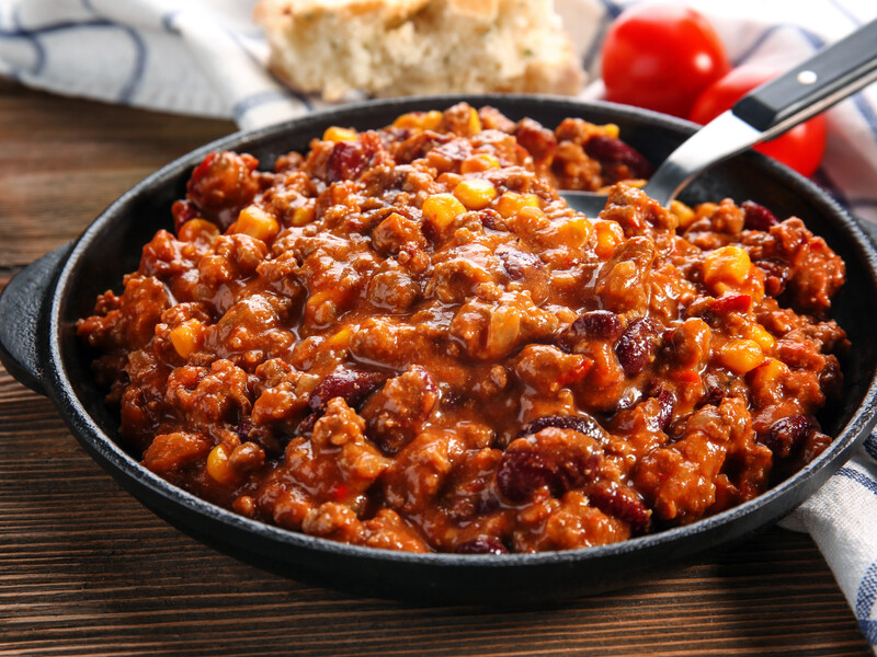 До смаженого м'яса додайте моркву, квасолю та томатне пюре – і вийде наваристий закарпатський гуляш