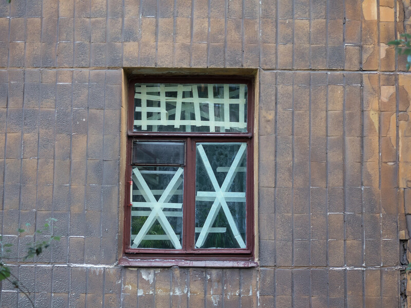 Тягніть скотч у цьому напрямку, щоб на склі залишилося якомога менше клею. Як зняти з вікон скотч Тягніть скотч у цьому напрямку, щоб на склі залишилося якомога менше клею. Як зняти з вікон скотч