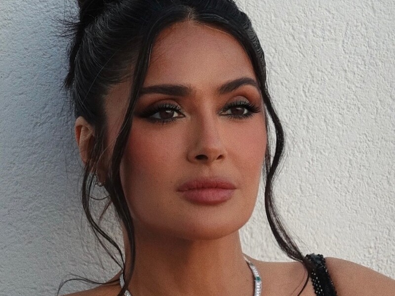 Гаєк показала вечірній образ у блискучій сукні. Фото