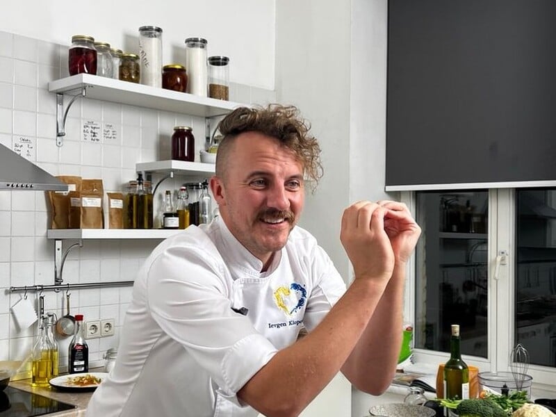 Клопотенко порадив українцям смажити чай. Він перед камерою спробував це і показав свою реакцію