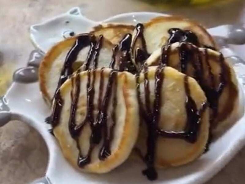 Оладки, приготовані за цим рецептом, залишаться пишними навіть після остигання