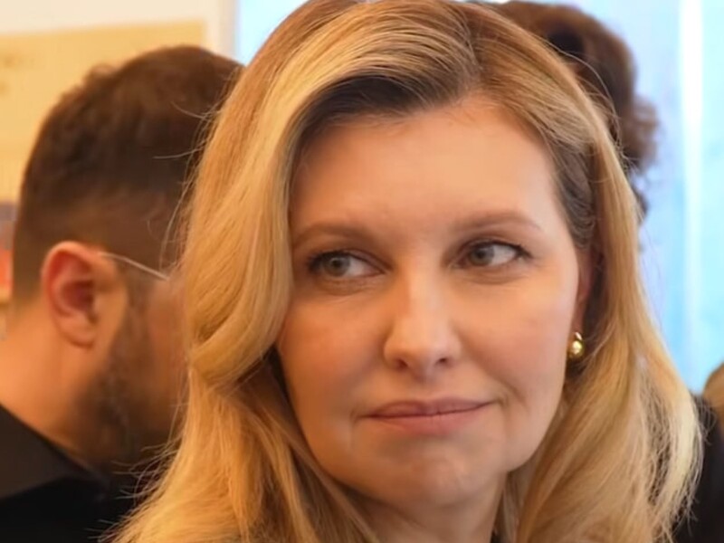 Зеленська з'явилася на публіці у своєму улюбленому вбранні – піджаку-сорочечці із зав'язками на спині. Фото Зеленська з'явилася на публіці у своєму улюбленому вбранні – піджаку-сорочечці із зав'язками на спині. Фото