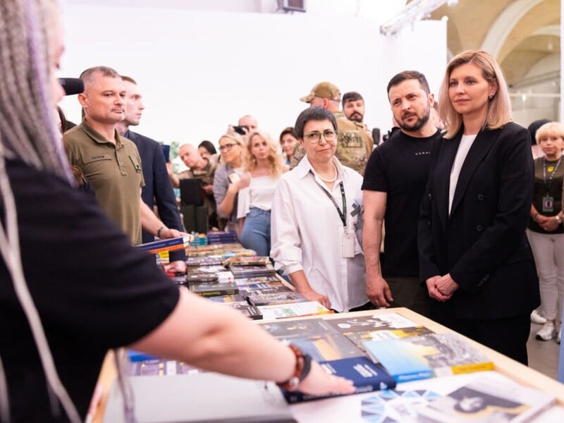Які книжки Зеленські купили на "Книжковому арсеналі" цього разу і що президентові побажав продавець. Відео