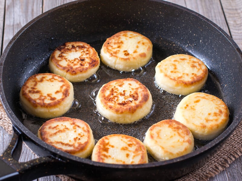 Приготуйте неймовірно смачні сирники по-гуцульськи. Рецепт із бринзою