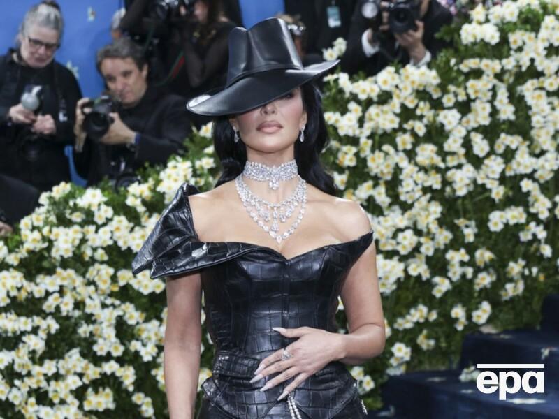 Кардаш'ян на червоній доріжці Met Gala втратила накладний ніготь. Відео завірусилося в мережі