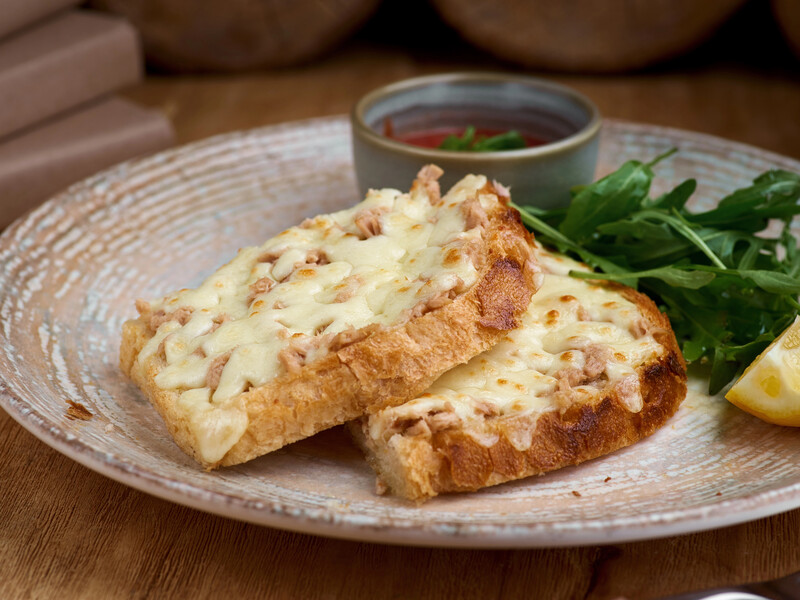 "Гарячі, тягучі, соковиті". Гарячі бутерброди з крабовими паличками. Рецепт