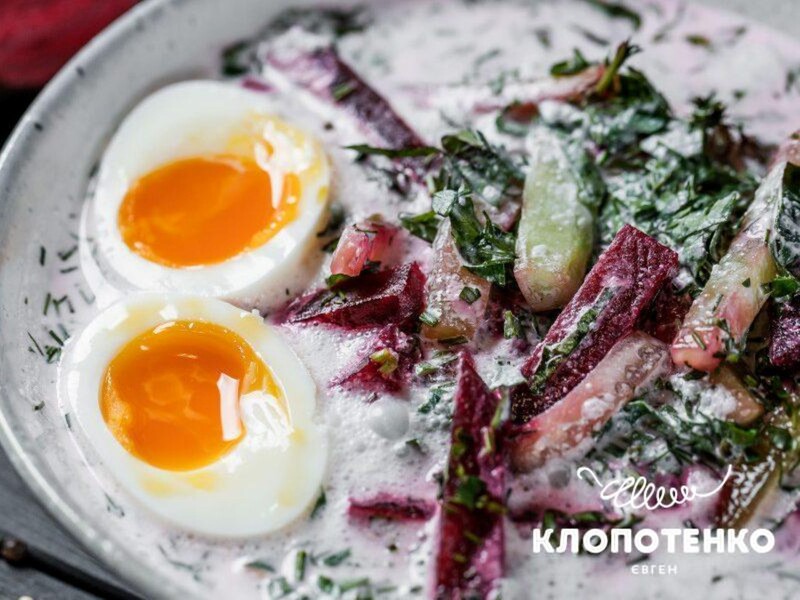 Приготуйте у спеку цей смачний і освіжний суп-холодник з огірками й буряком. Рецепт і поради