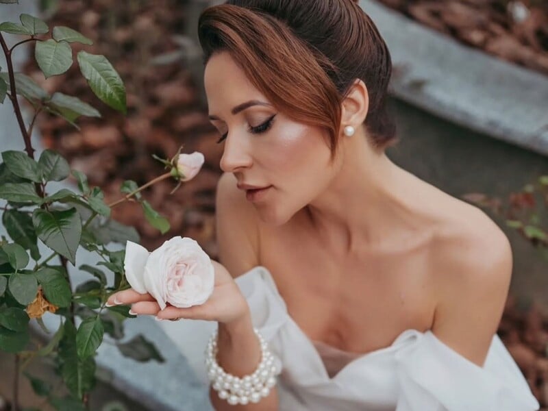 "Гострі шипи створені, щоб захищатися". Наталія Денисенко після розлучення знялася в довгій білій сукні