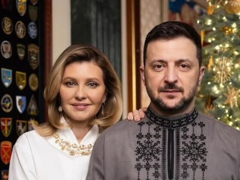 Подружжя Зеленських прилетіло в Чехію в костюмах однакового відтінку. Фото Подружжя Зеленських прилетіло в Чехію в костюмах однакового відтінку. Фото