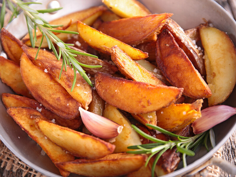 Приготуйте цей свіжий та легкий соус – і запечена картопля смакуватиме ідеально. Рецепт від Огородніка