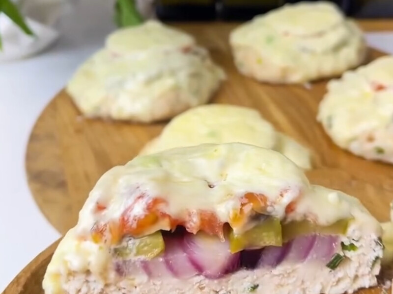 М'ясні ватрушки із соковитою начинкою – смажити не треба, усе робить духовка