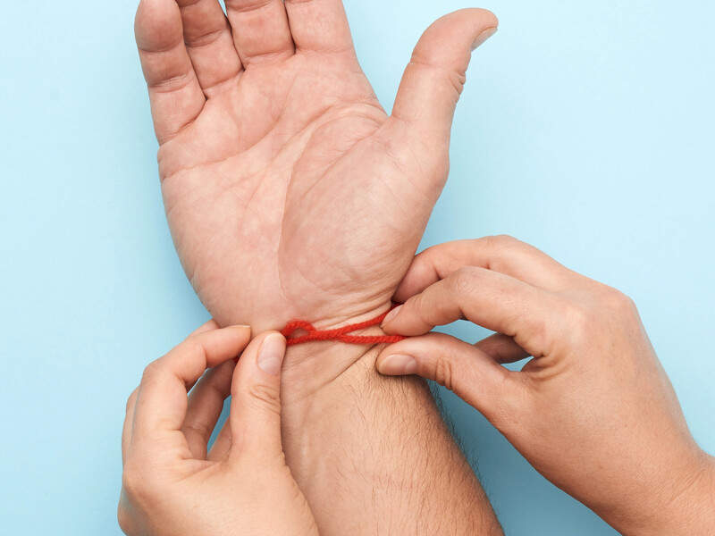 Червона нитка: навіщо носять цей оберіг і чи можна його знімати Червона нитка: навіщо носять цей оберіг і чи можна його знімати