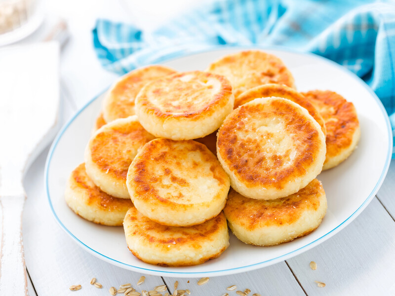 Замісіть тісто за цим рецептом – отримаєте пишні й ароматні сирники