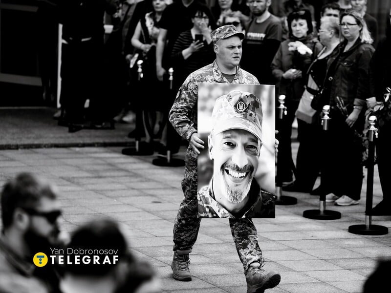 У Києві попрощалися з ведучим і військовослужбовцем Максимом Неліпою, який загинув на фронті. Фото