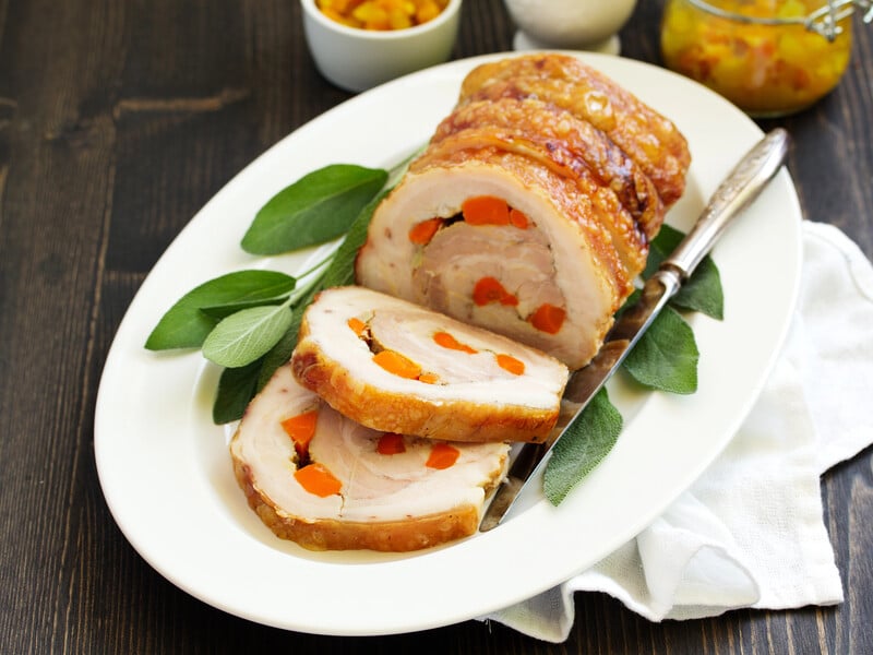 "Готую, коли хочеться соковитого шматочка". Запечене м'ясо, шпиговане часником і морквою