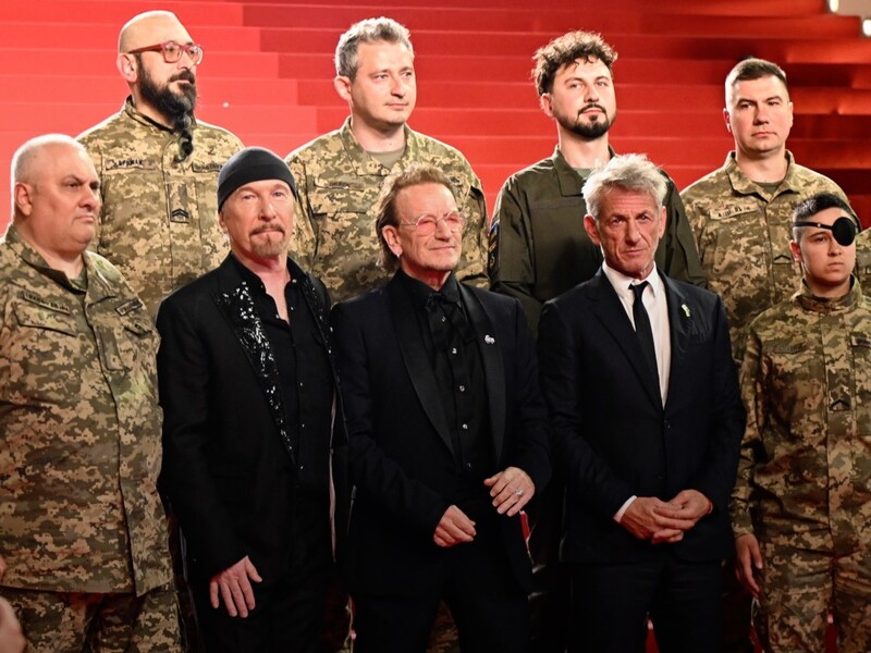 Фронтмен U2 Боно і Пенн з українськими військовими вийшли на червону доріжку в Каннах Фронтмен U2 Боно і Пенн з українськими військовими вийшли на червону доріжку в Каннах