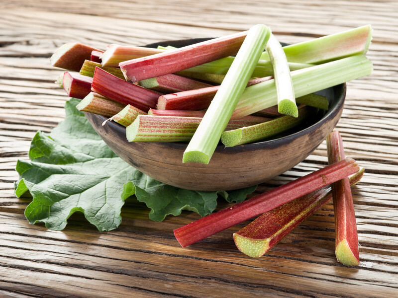 Викиньте це відразу, щоб уникнути блювоти й діареї. Названо токсичну частину ревеню, яку не можна їсти