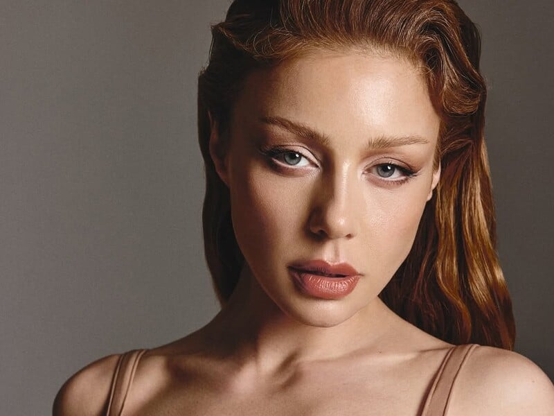 Тіна Кароль станцювала перед камерою в декольтованій сукні без бюстгальтера. Відео