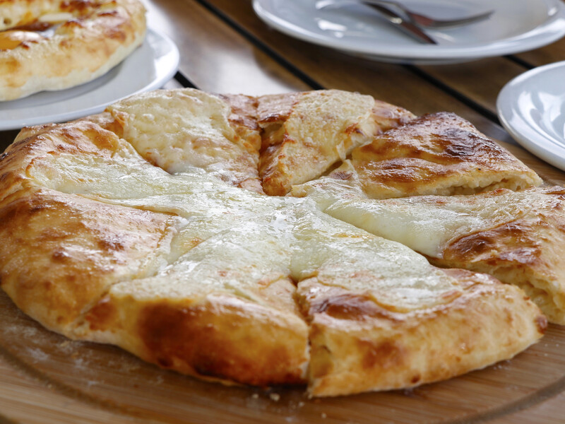 Просто змішайте ці п'ять інгредієнтів – і хачапурі без замішування тіста вийде смачним. Ідеальний рецепт