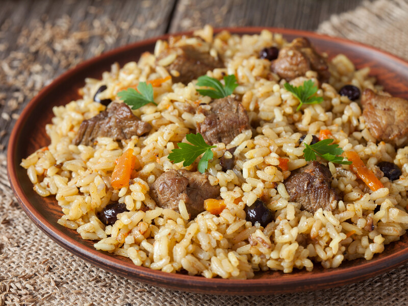 Якщо зробите так – плов вийде розсипчастим, смачним, а м’ясо буде танути у роті