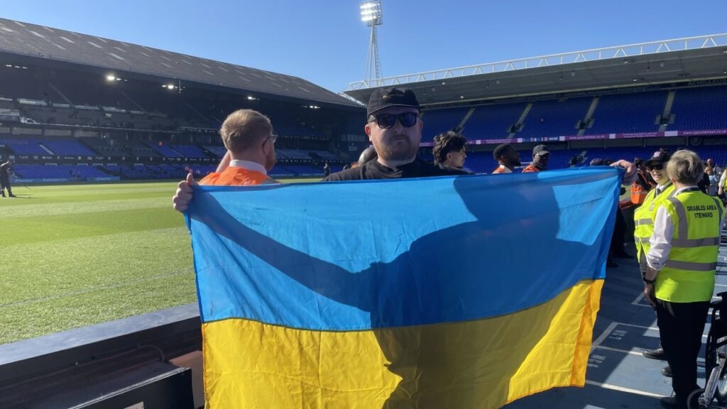 Перед матчем АПЛ стюарди відібрали у журналіста прапор України: як пояснили у клубі