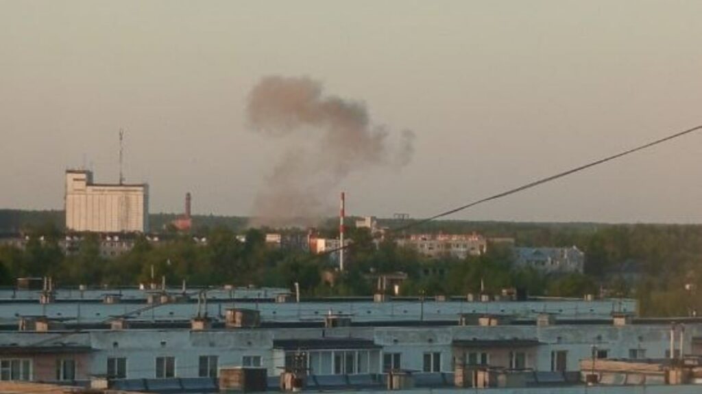 Виробляє компоненти для зброї РФ: дрони атакували Дмитрівський хімзавод