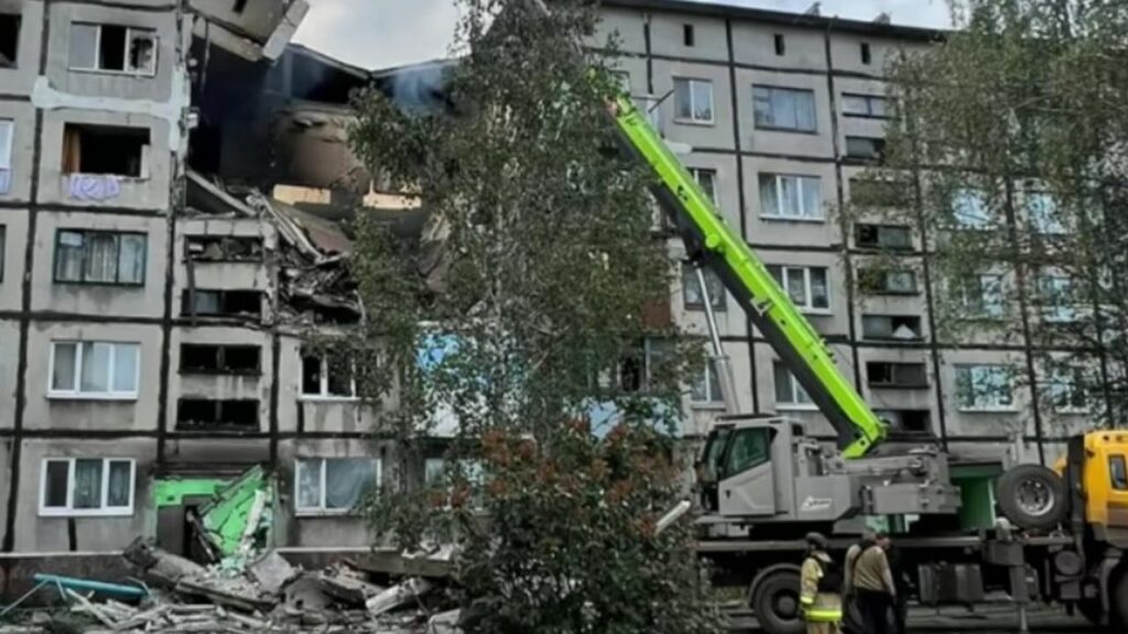 Російський дрон вдарив по п’ятиповерхівці на Донеччині: під завалами шукають людей