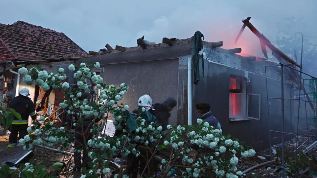 Атака на Білгород-Дністровський: пошкоджені будинки та пожежна частина, є постраждалий