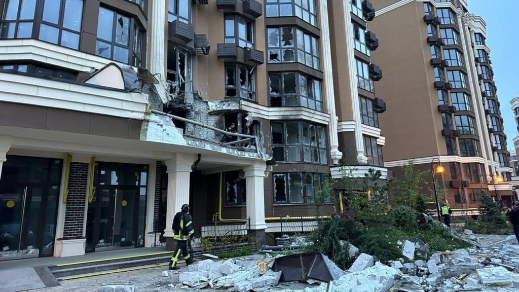 Атака на Київську область: сталася пожежа в недобудові, пошкоджено автівки