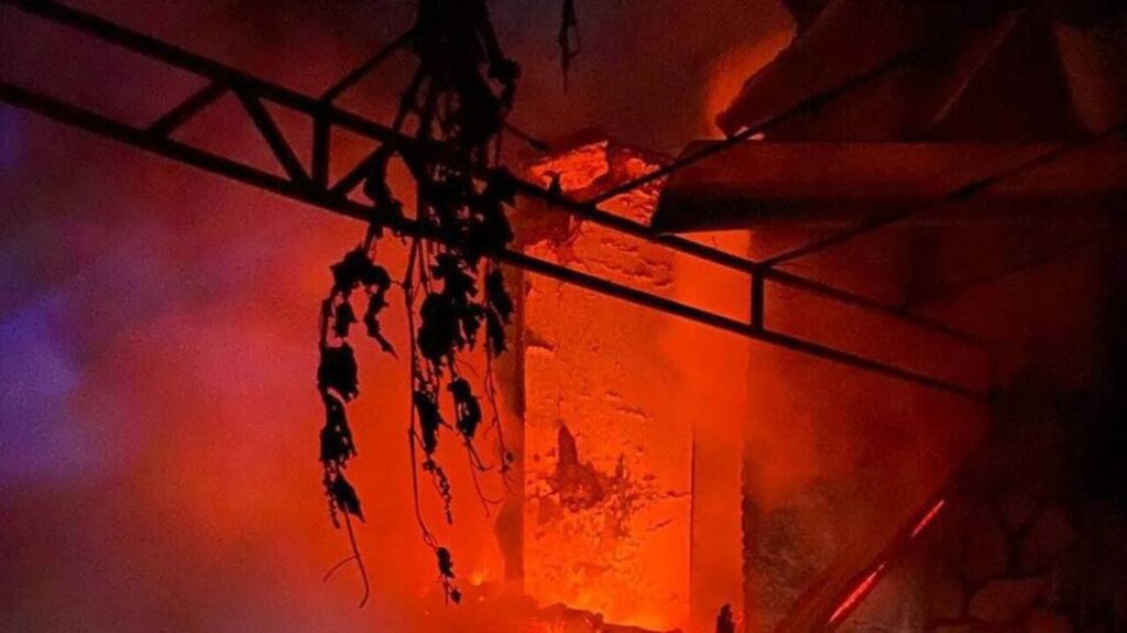 Руйнування та пожежі після атаки на Одесу та район, постраждав підліток