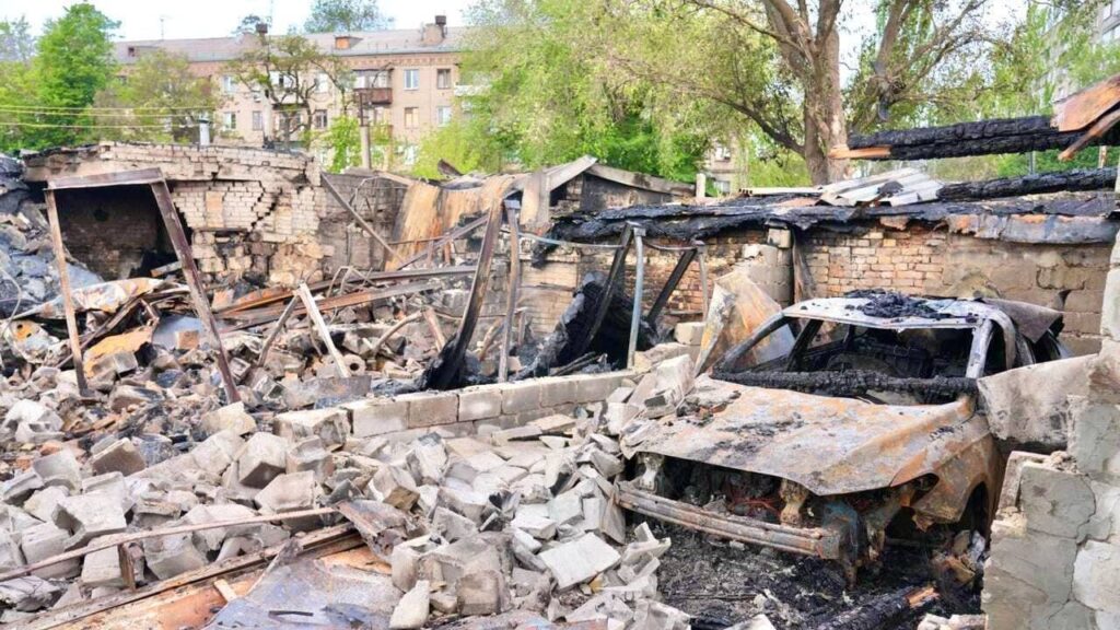 Часткове знеструмлення та люди під завалами: усе про атаку на Запоріжжя 13 дронами