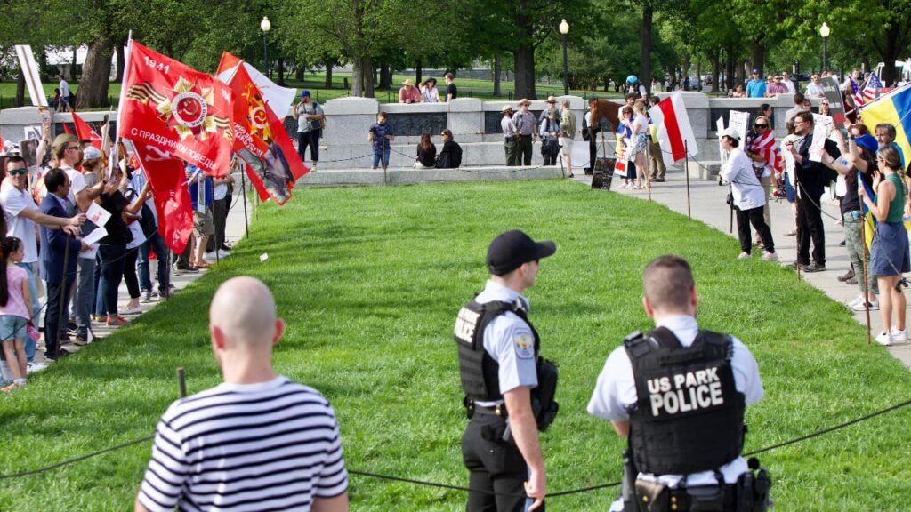 У Вашингтоні росіяни влаштували ходу Безсмертного полку: українці відповіли протестом
