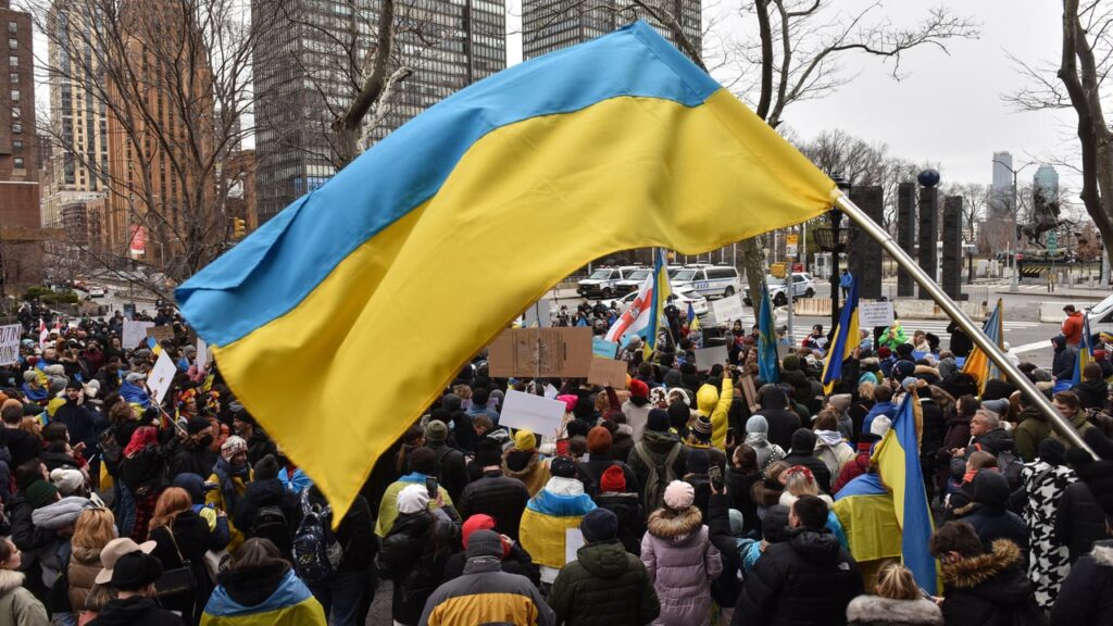 Скільки українців виїхало за кордон з початку війни: актуальні дані