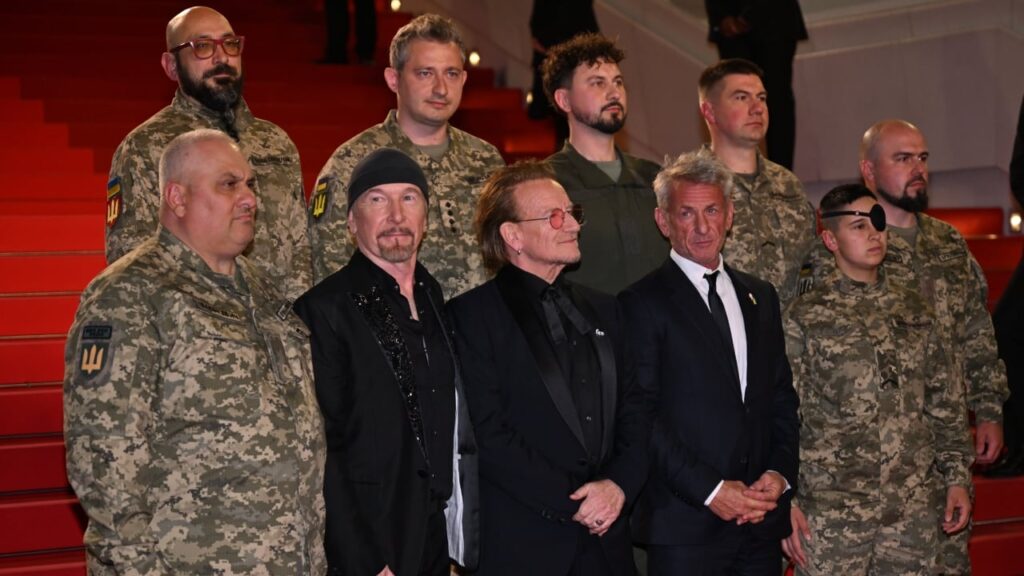 Фронтмен U2 Боно з’явився на червоному хіднику у Каннах з українськими військовими