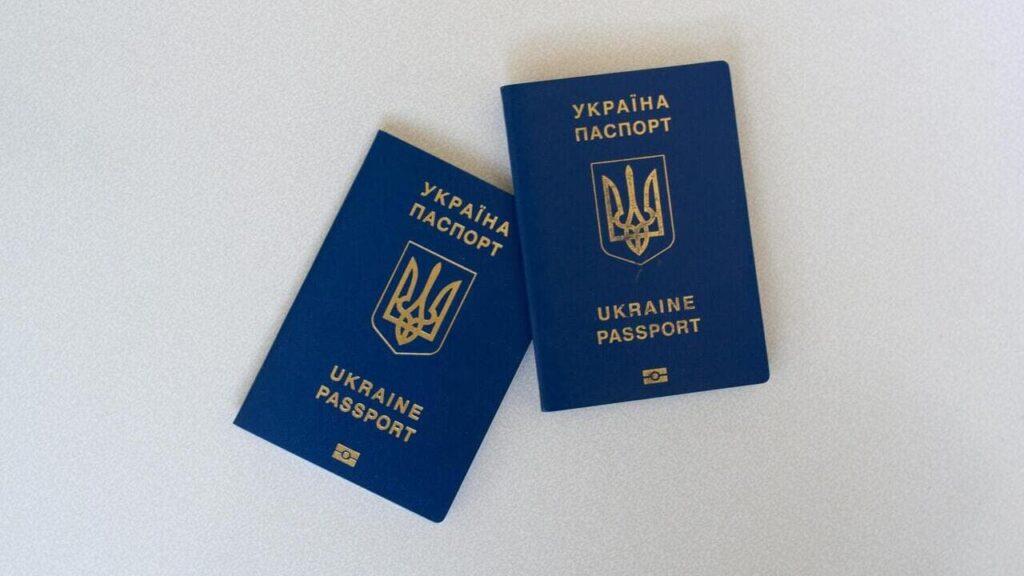 Чи потрібно вклеювати фото в паспорт в 60 років: актуальні правила