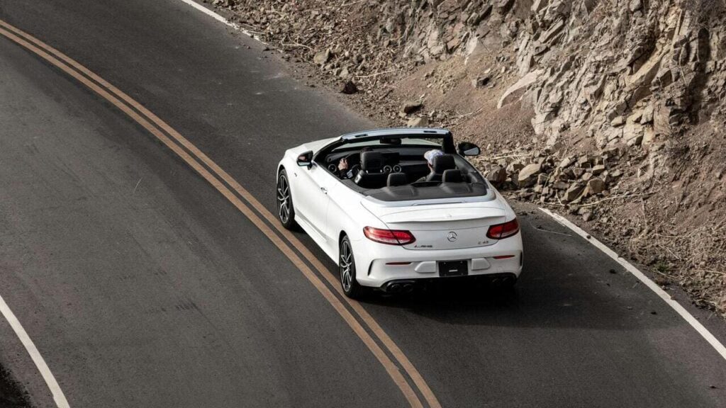 Чи потрібно вмикати поворот при русі заднім ходом: суми штрафів за порушення