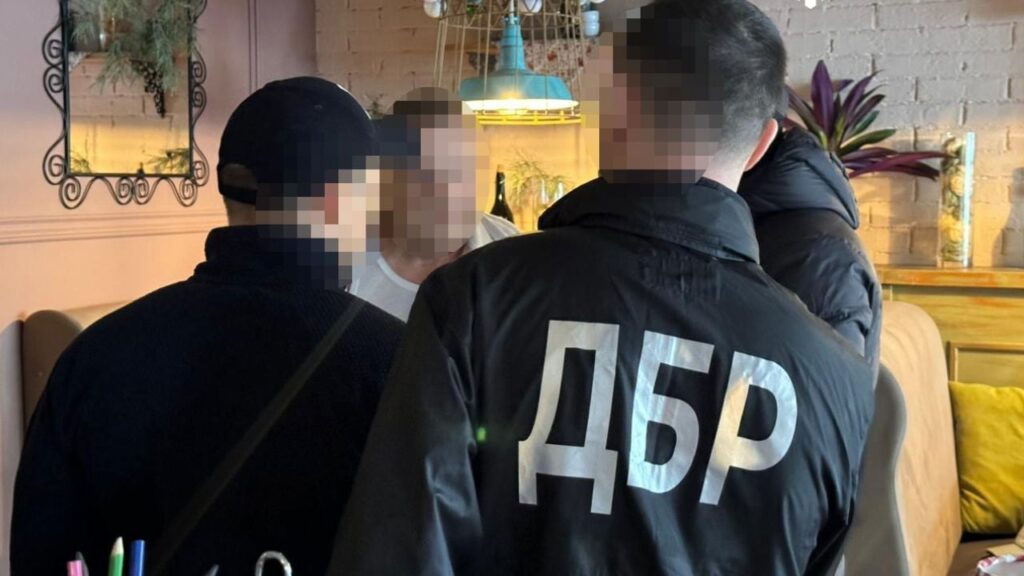 ДБР виявило у колишнього податківця елітні авто та активи на понад 5 млн грн ДБР виявило у колишнього податківця елітні авто та активи на понад 5 млн грн