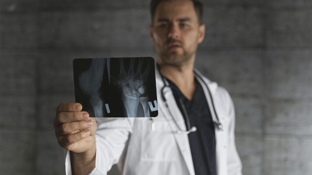 Всесвітній день травматолога 2025: привітання в картинках і прозі