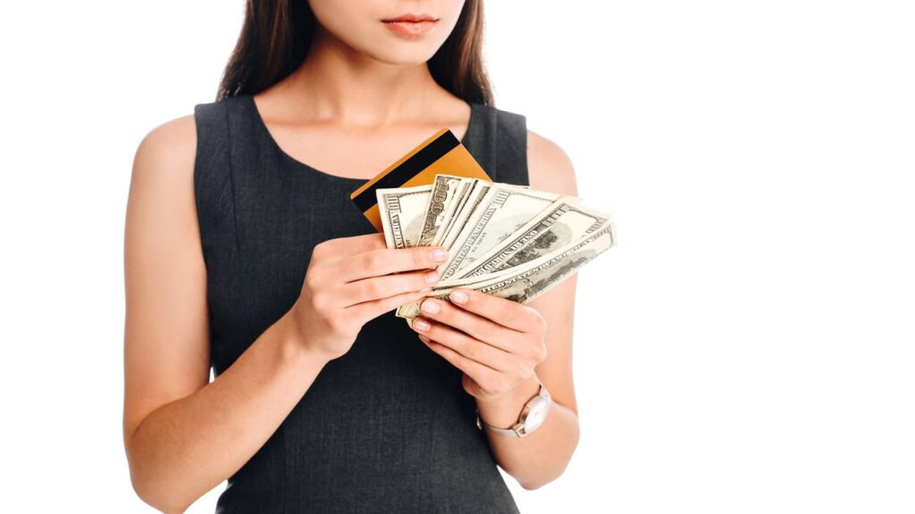 Чи варто міняти долари на євро та що буде з валютою: коментар експерта