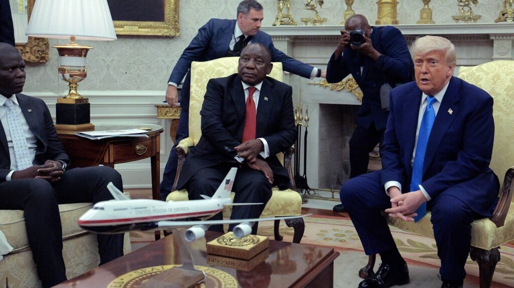 Показав “геноцид білих” в Африці: Трамп влаштував президенту ПАР “засідку” в Овальному кабінеті