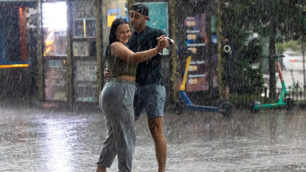 Вулиці перетворилися в річки: Київ та область накрила злива з градом