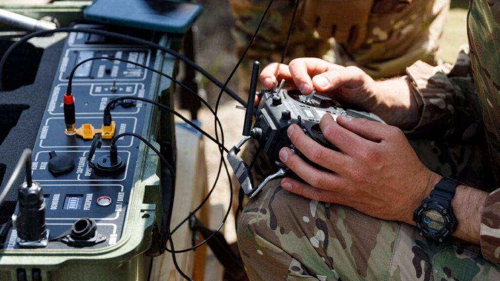 Випробувано у бою: Україна вперше застосувала дрон-носій власної розробки із ШІ Випробувано у бою: Україна вперше застосувала дрон-носій власної розробки із ШІ