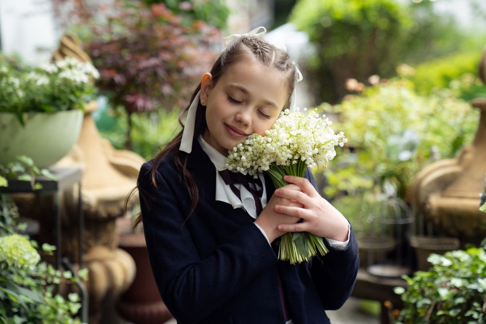 “Прощавай, рідна школо”: дівчинка-рекодсменка Кіра Касинець презентує дебютну пісню