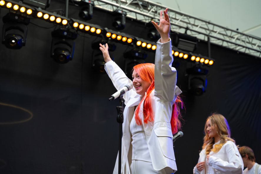 Концерт зірок, книга історії і подяки: як Оболонь відзначила 50-річчя