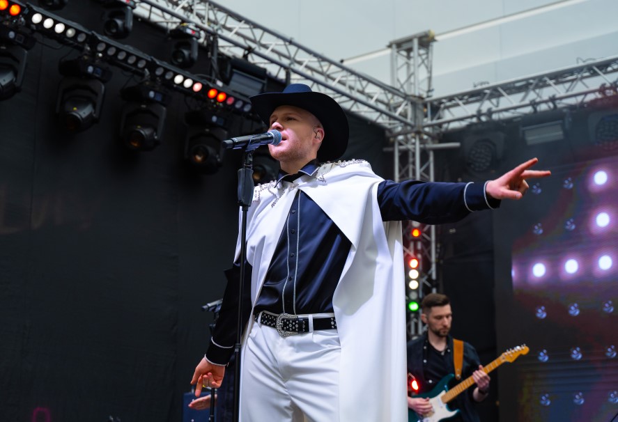 Концерт зірок, книга історії і подяки: як Оболонь відзначила 50-річчя