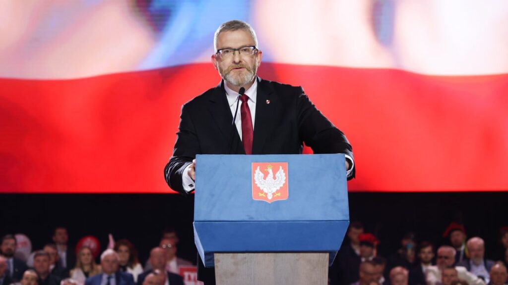 У Польщі проросійський кандидат у президенти зірвав з мерії український прапор