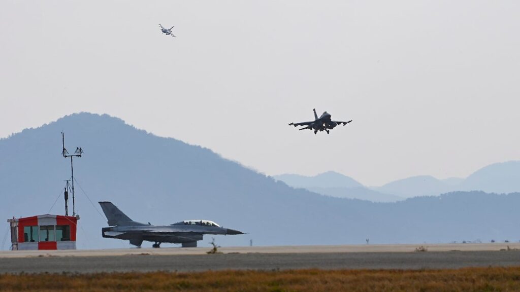 Під час відбиття ворожої атаки з F-16 було втрачено звʼязок: пілот катапультувався Під час відбиття ворожої атаки з F-16 було втрачено звʼязок: пілот катапультувався