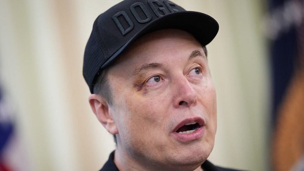 Маск із синцем під оком прийшов на пресконференцію з Трампом у Білий дім